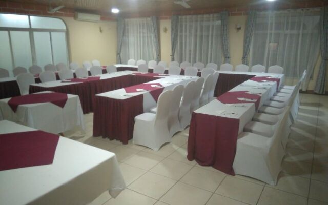 Le Savanna Country Lodge And Hotel
