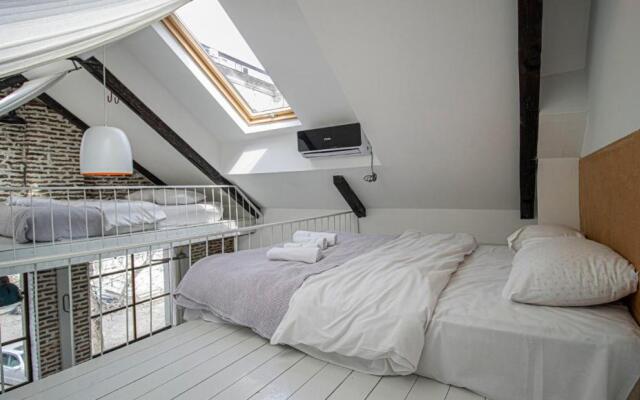 2BR Mezzanine style apartment w Patio