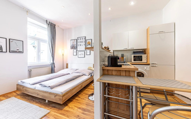 COZY + TRENDY by JR City Apartments