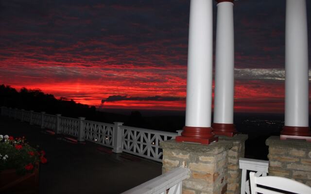 The Historic Summit Inn