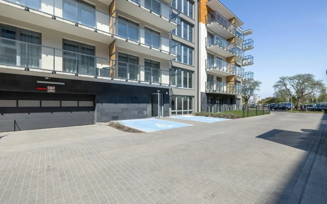 Apartment With Parking by Renters