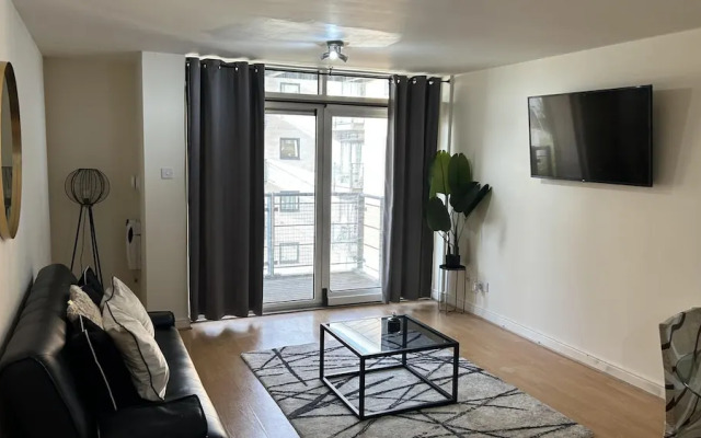 Spacious 1-bed Apartment in London sea View