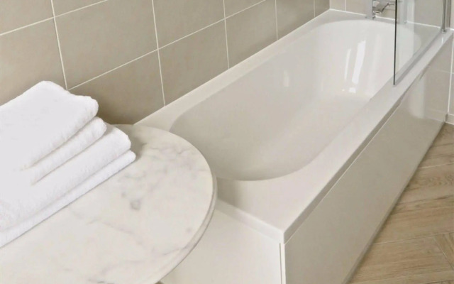 Paramount Apartments