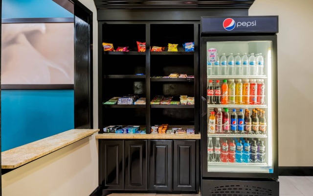 La Quinta Inn & Suites by Wyndham Marshall