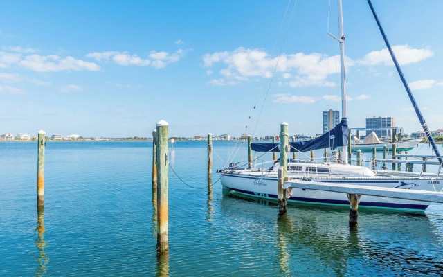 Sabine Yacht & Racquet #8D