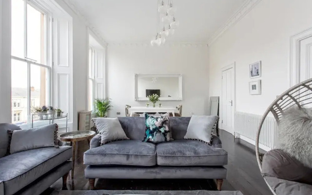 Luxury 4-bedroom Townhouse in Prestigious West End