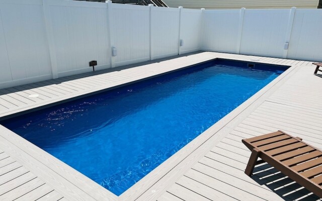 Holden R Breath 4 Bedroom Home by RedAwning