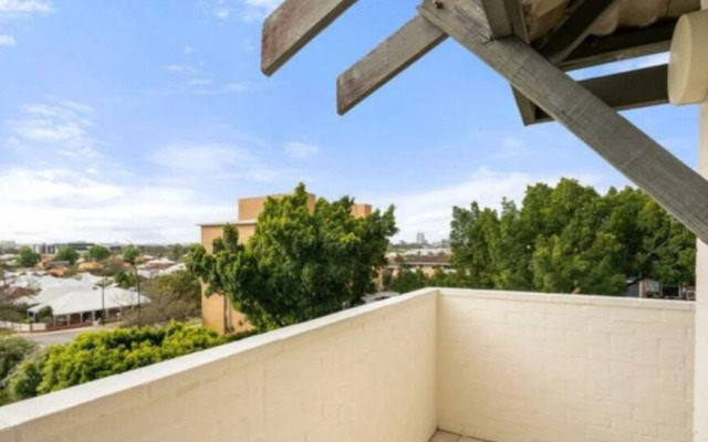 Bright 2 Bedroom Apartment Near Optus Stadium
