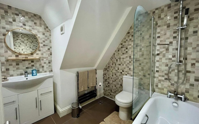 Spacious 4-bed House - Sleeps 11, Garden & Parking