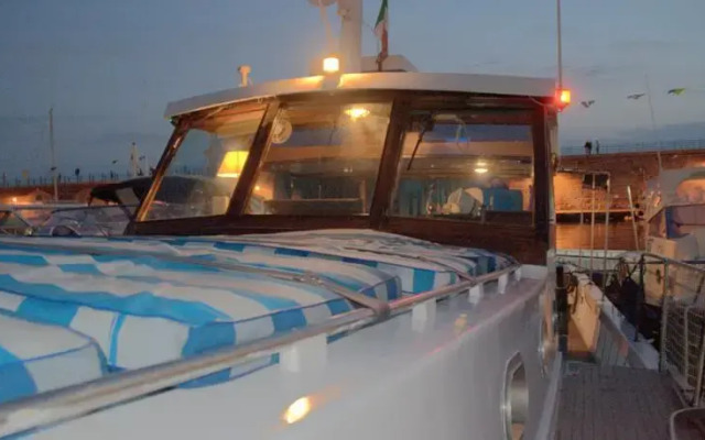 Boat Sea Dreams Charter