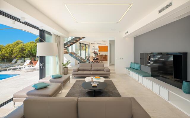 Anabel in Hvar with 4 bedrooms and 4 bathrooms