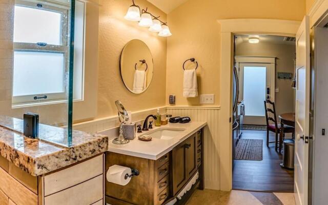 Redtail Suites~'red' Mccall Suite~tesla Station