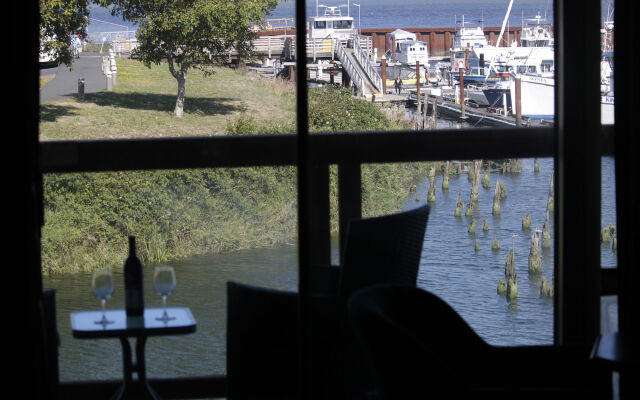 Astoria Riverwalk Inn