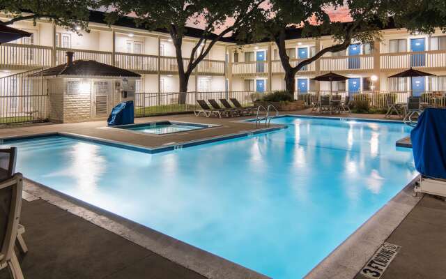 Motel 6 Addison, TX - Dallas