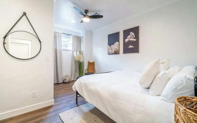 Stylish 2-bedroom Walking Distance to Downtown