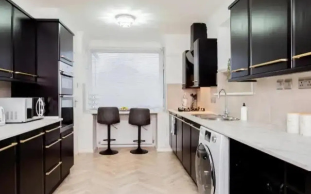 Private Gated Modern Home in Southampton - Estwood