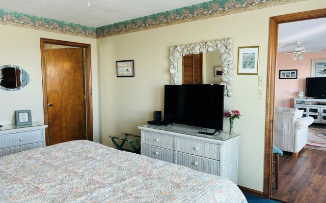 Great Place 5 Bedroom Home by RedAwning