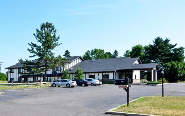 AmeriVu Inn and Suites - Hayward WI