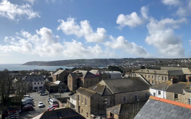 Stunning Town Centre Penthouse w Sea Views
