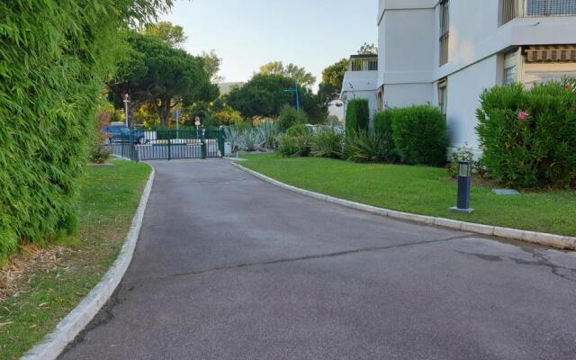 Garden and beach sea view apartment Cannes
