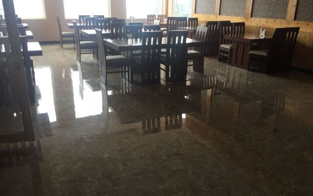 Ahr Hotel Radha Residency