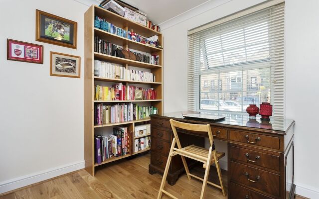 Veeve - 3 bed flat with parking, Walford Road, Stoke Newington