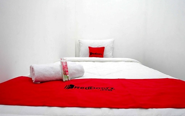 RedDoorz near GOR Jatidiri Semarang – Guest Rooms – Semarang
