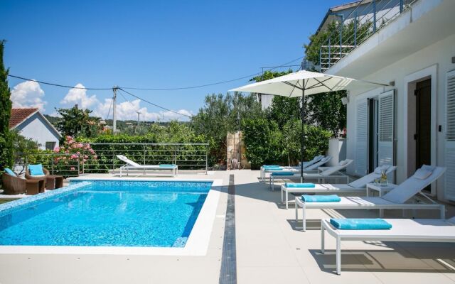 Stunning Villa Avalon for 9 Pool 2 Mins to Beach