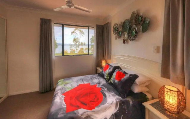 Dolphin Waters Apartment – Guest Rooms – Tin Can Bay