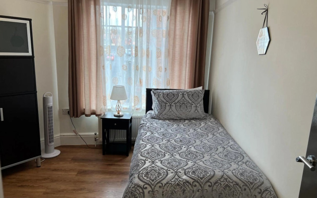 Beautiful 2b Apt in the Heart of Glastonbury.