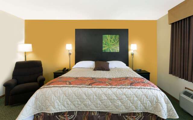 Super 8 by Wyndham Perry IA