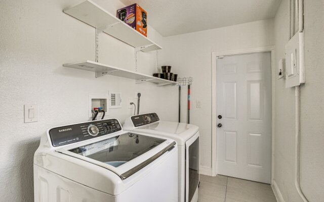 Sun-soaked Home w/ Pool in Lauderdale Lakes!