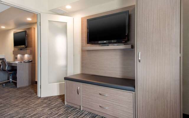 Clarion Hotel & Suites