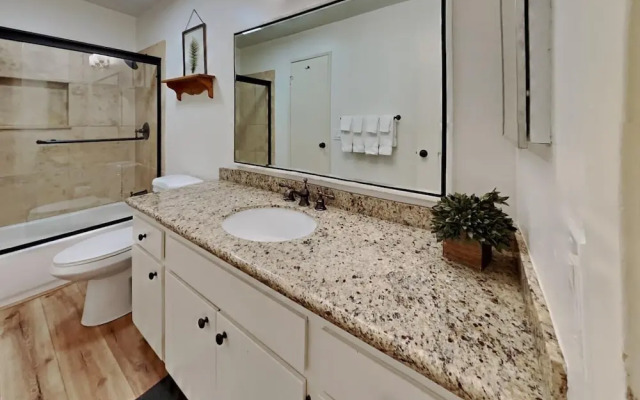 Remodeled 2 Bedroom Condo with Easy Access to Mountain Biking, Swimming, Hiking, Hot Tubs! by RedAwning