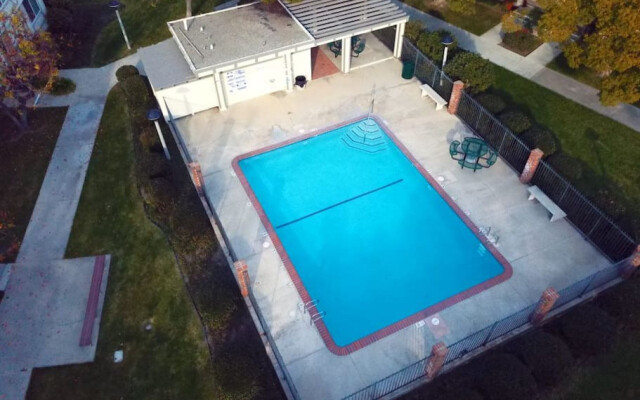 Cypress Serenity: 3Br Townhome With Garage, Private Patio, Community Pools (P33)