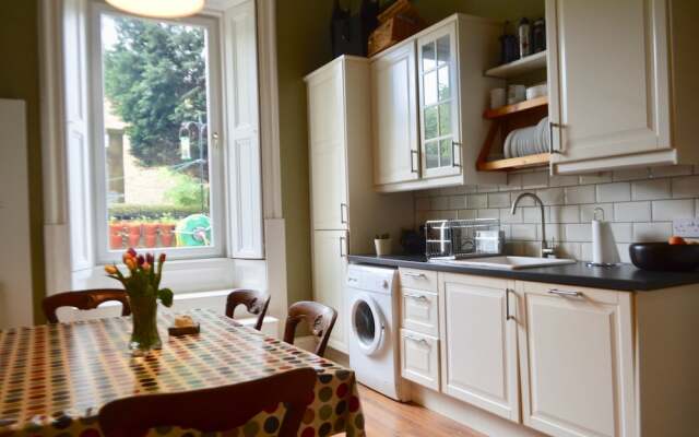 3 Bedroom Family Flat in Newington With Garden