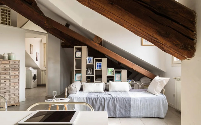 JOIVY Classic Top-Floor Studio By Park