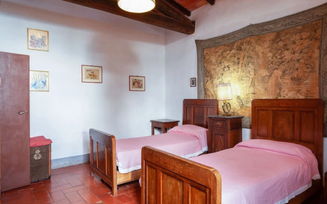 Hillside Retreat With a View