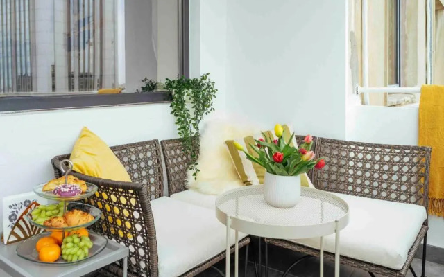 Sunny 2BR Flat-Top Location-Amazing Views