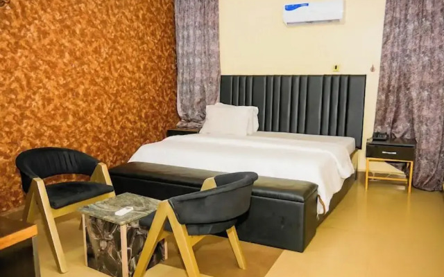 Sarina Suites and Apartments