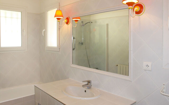 Holiday Home Le Puit des Oliviers 1 (LCD150)