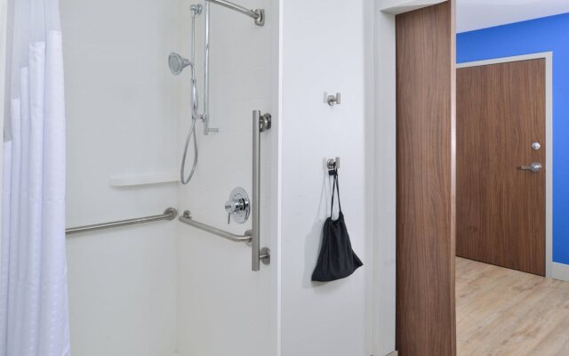 Holiday Inn Express & Suites Farmington Hills - Detroit by IHG