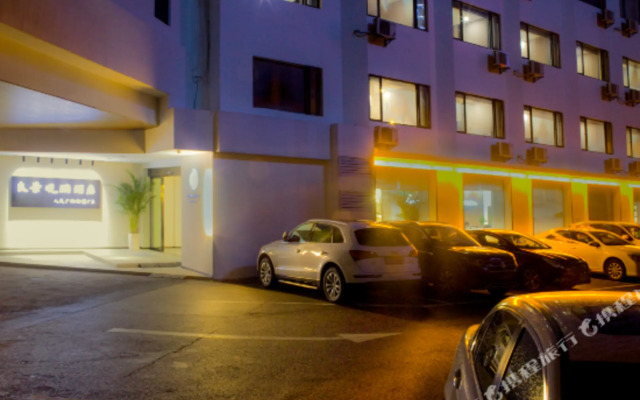 Liangjing Grand Hotel (Jingdezhen People's Square & Yuyaochang Park)