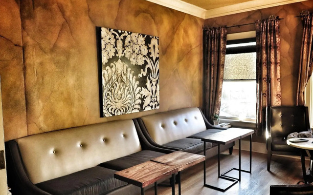 MarQueen Hotel