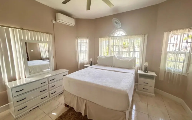 5 Bed Villa Sleeps 14 - Private Pool
