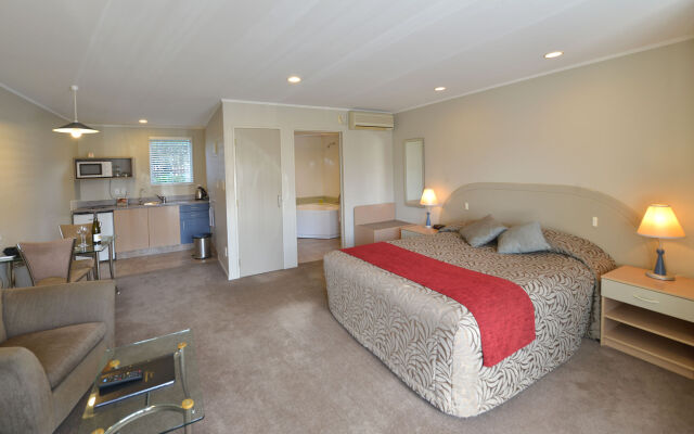 Brougham Heights Motel