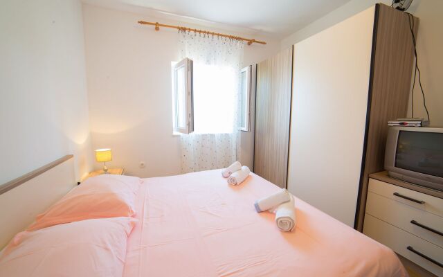 Apartment Zora - with large garden terrace: A Donji-Polanda Supetar, Island Brac