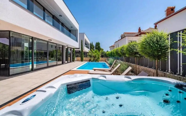 Villa Alpha - Four Bedroom Villa With Swimming Pool