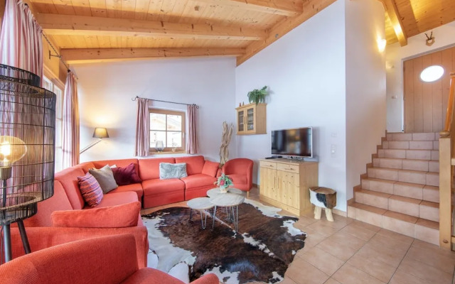 Cozy Chalet with Sauna near Königsleiten