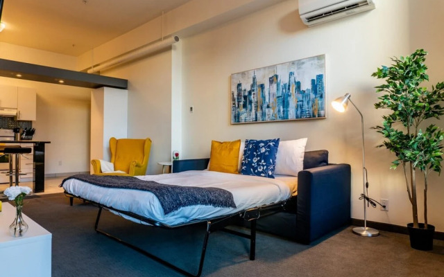 Comfy DT Loft w Parking Rooftop Patio BBQ Gym